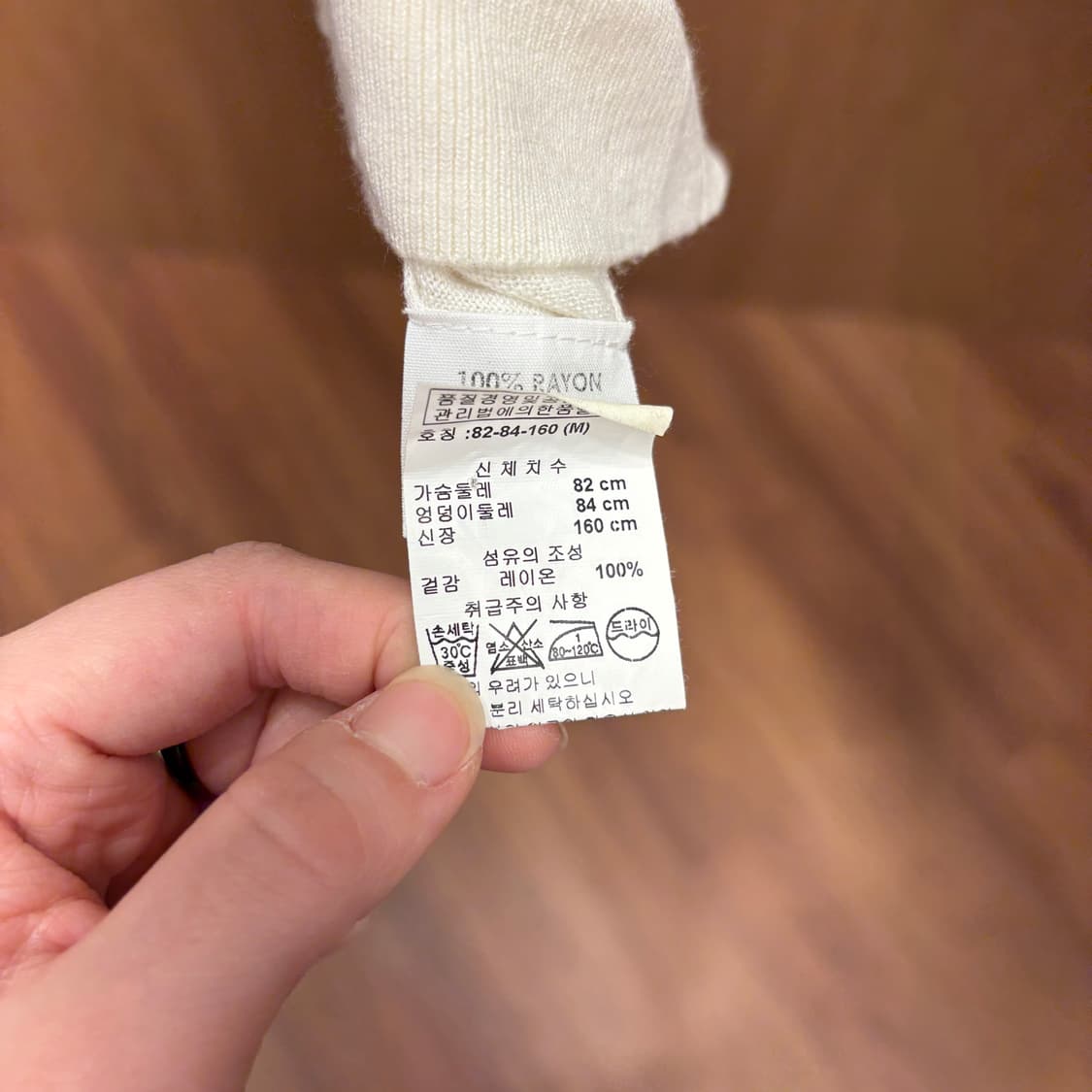 드리스 반 노튼 라운드넥 긴팔 니트 밑단 시보리 퍼프 디테일 아이보리 상품이미지8