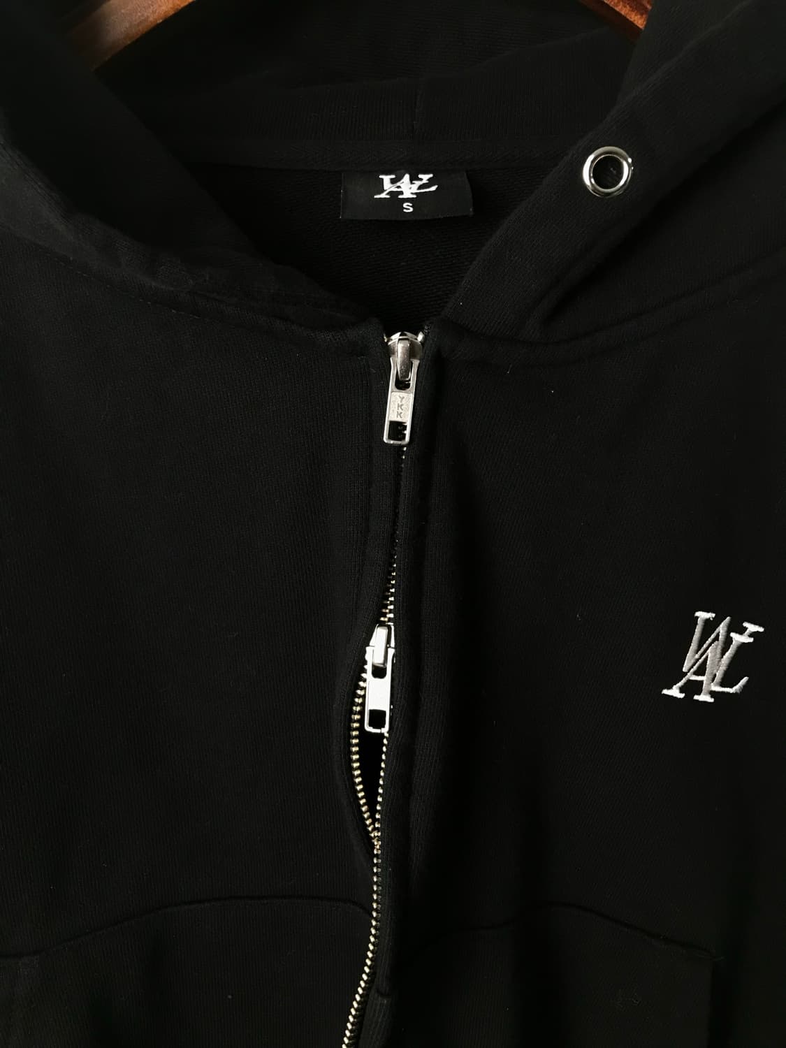 우알롱 자수로고 블랙 후드집업 상품이미지5