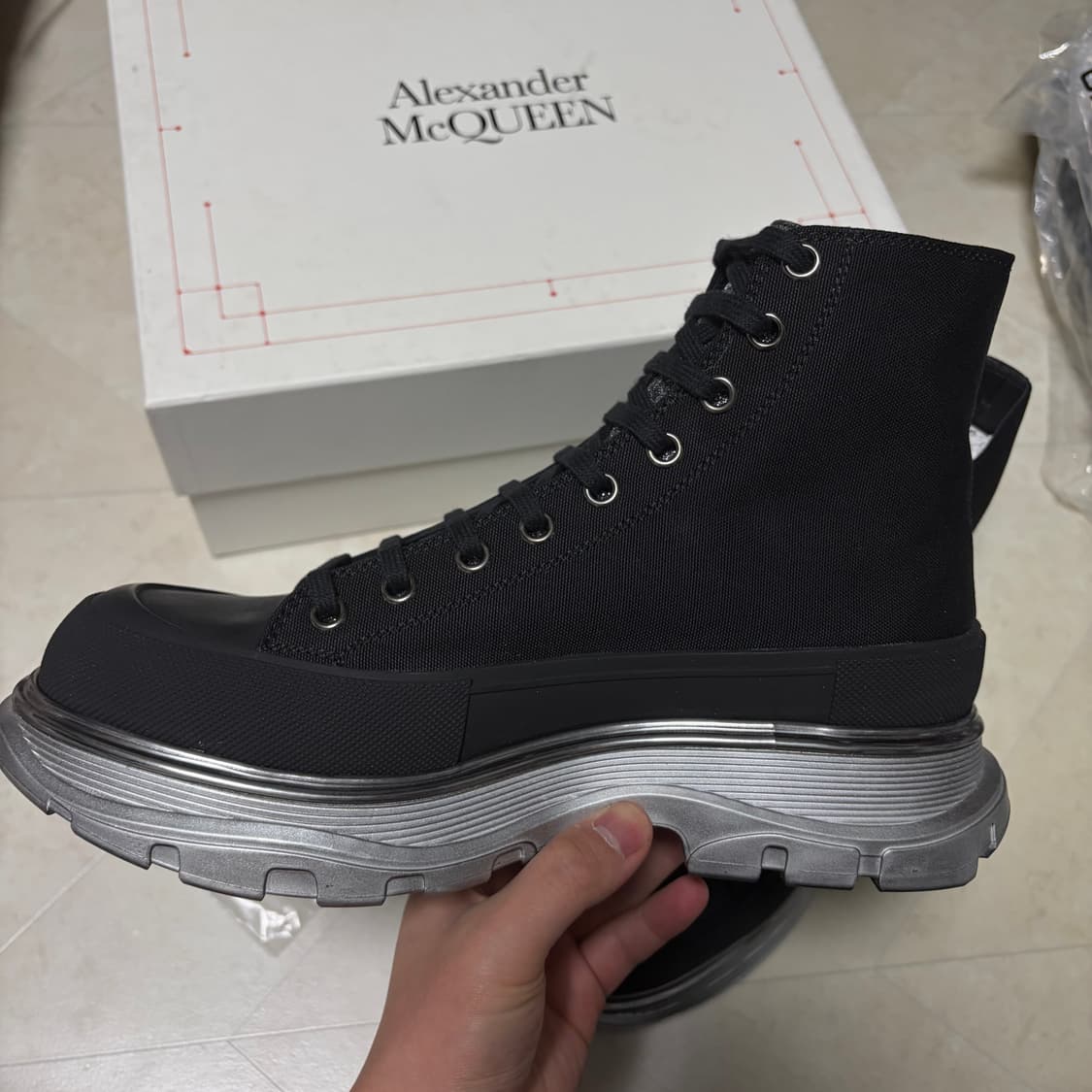 [새상품]알렉산더맥퀸 트레드 슬릭 부츠 실버블랙 상품이미지4