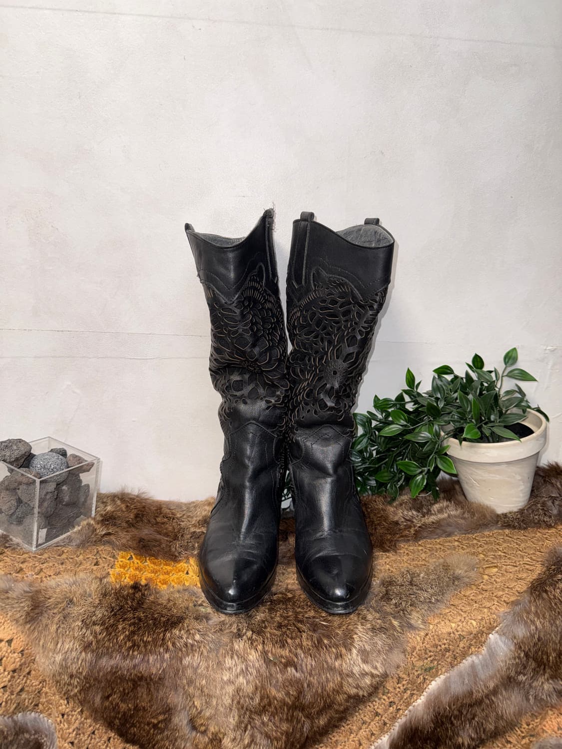Black punching cutout western boots 상품이미지3