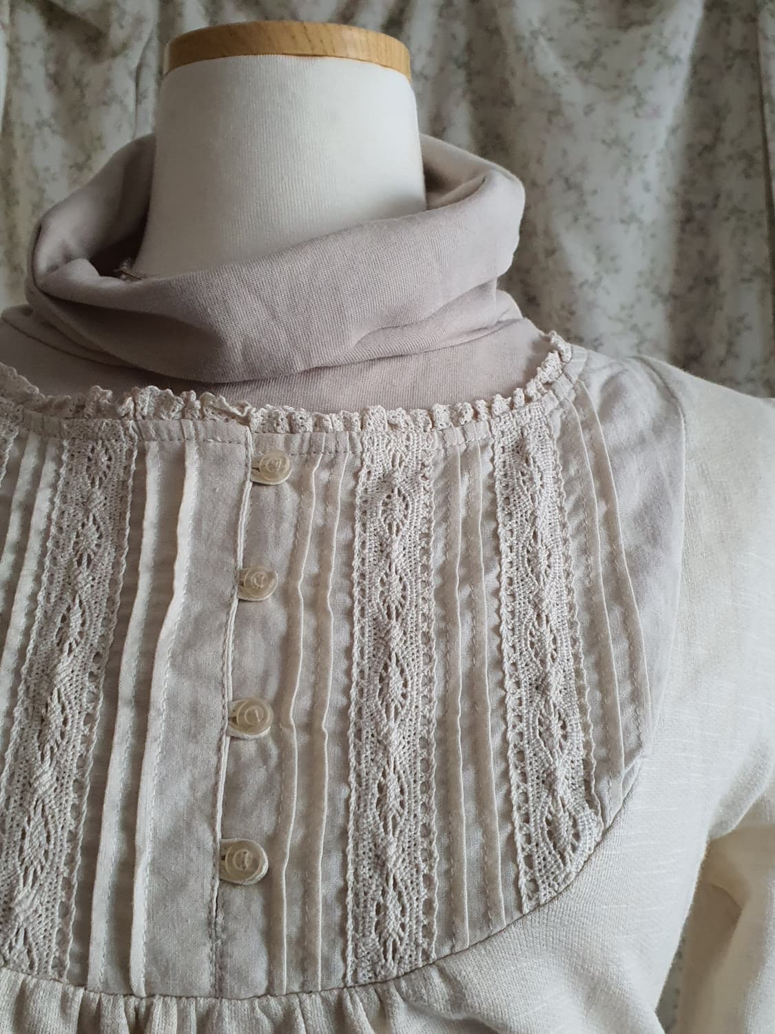 [모리걸] 아이보리 레이스 롱 슬리브 핀턱 블라우스 셔츠 텍있음 상품이미지4