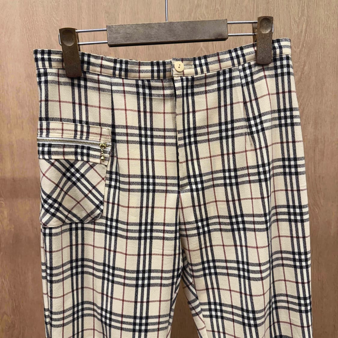 버버리 런던 클래식 노바체크 팬츠 지퍼 포켓 디테일 베이지 상품이미지4