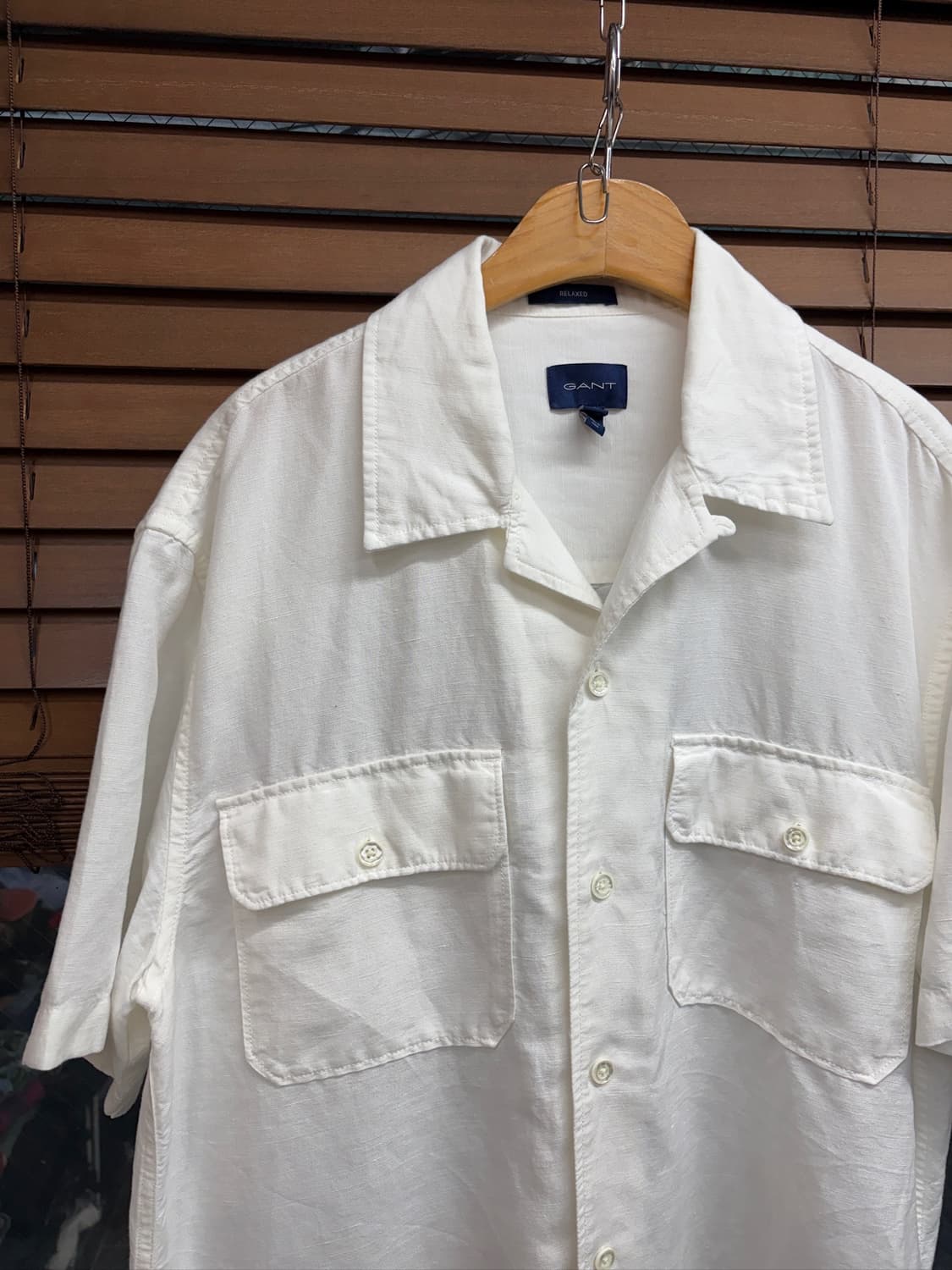 GANT 간트 화이트 오픈카라 투포켓 반팔 셔츠 상품이미지3