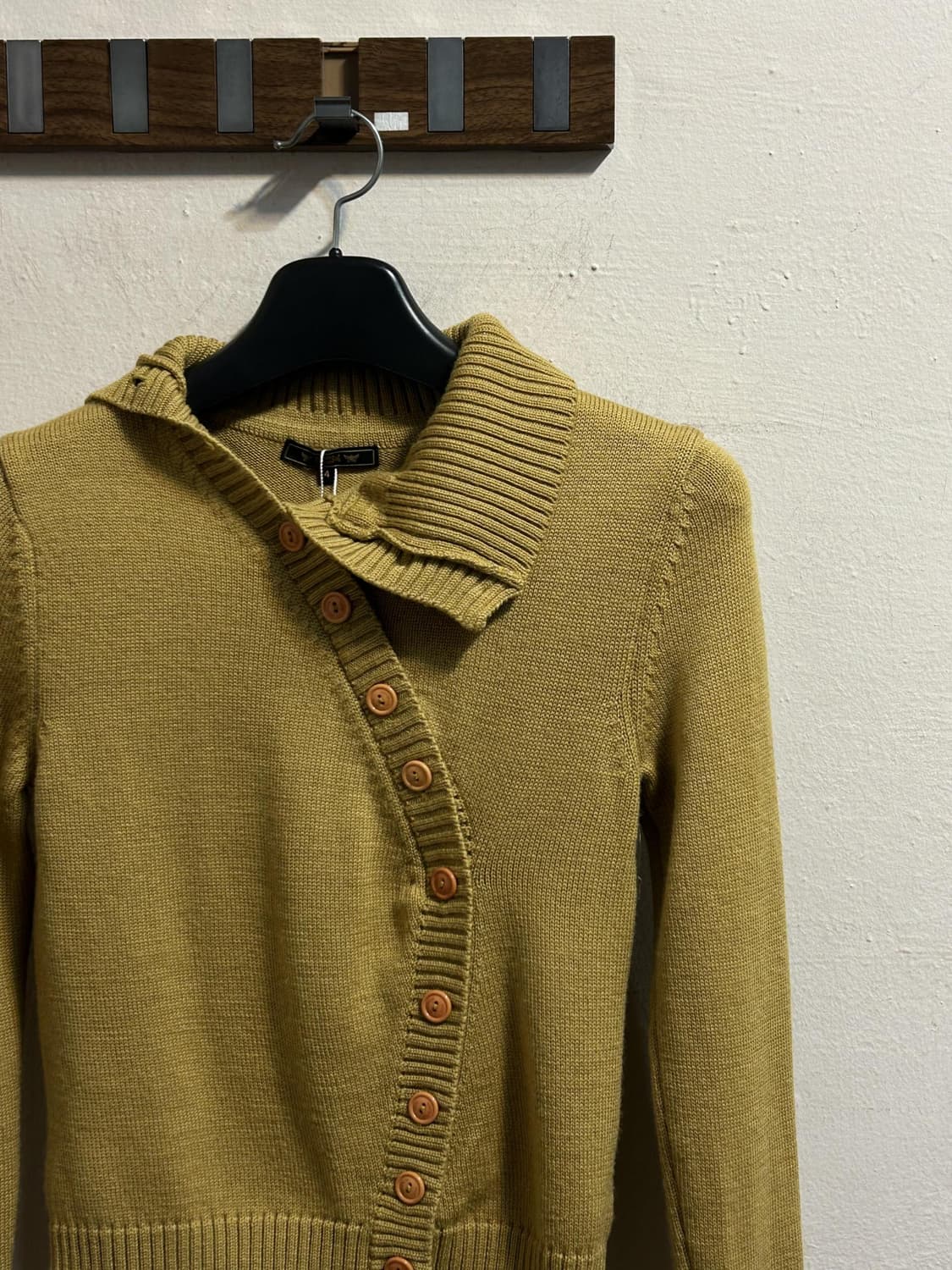 MCM 비대칭 버튼 하이넥 가디건 상품이미지3