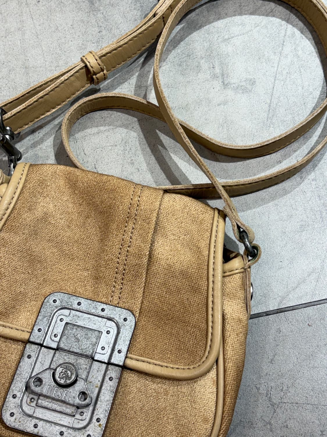 디젤 버클 디테일 크로스백 가방 상품이미지3