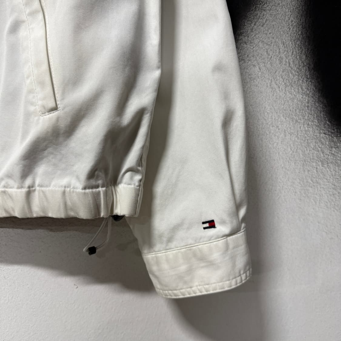 타미힐피거 자수 패치 디테일 화이트 스윙탑 자켓 상품이미지5