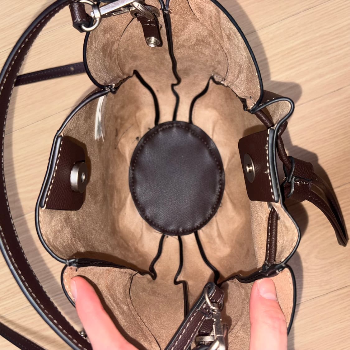 새상품) 자라 스티치 디테일 미니 버킷백 브라운 상품이미지3