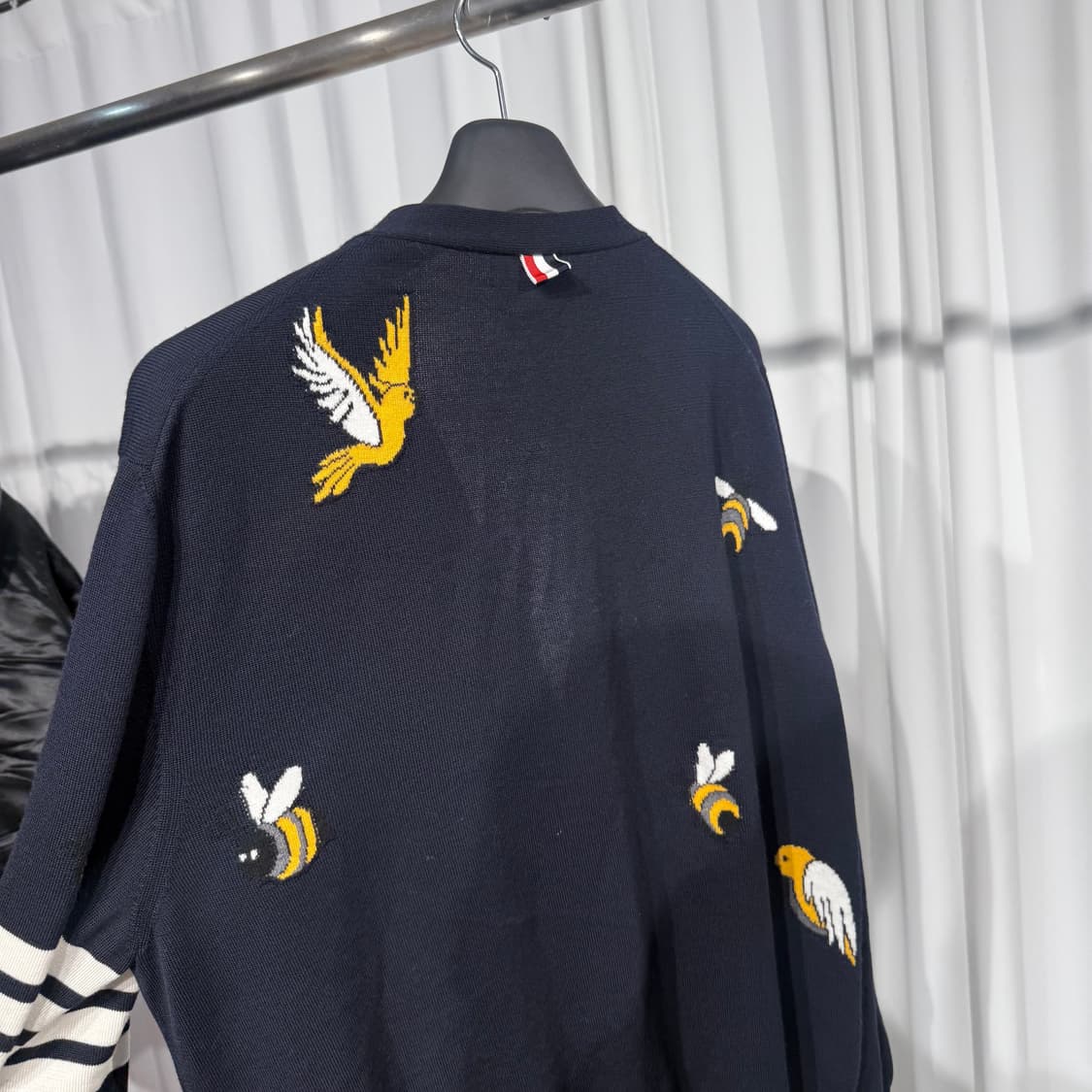 (5) 톰브라운 25SS 사선완장 버드 앤 비 브이넥 가디건 상품이미지3