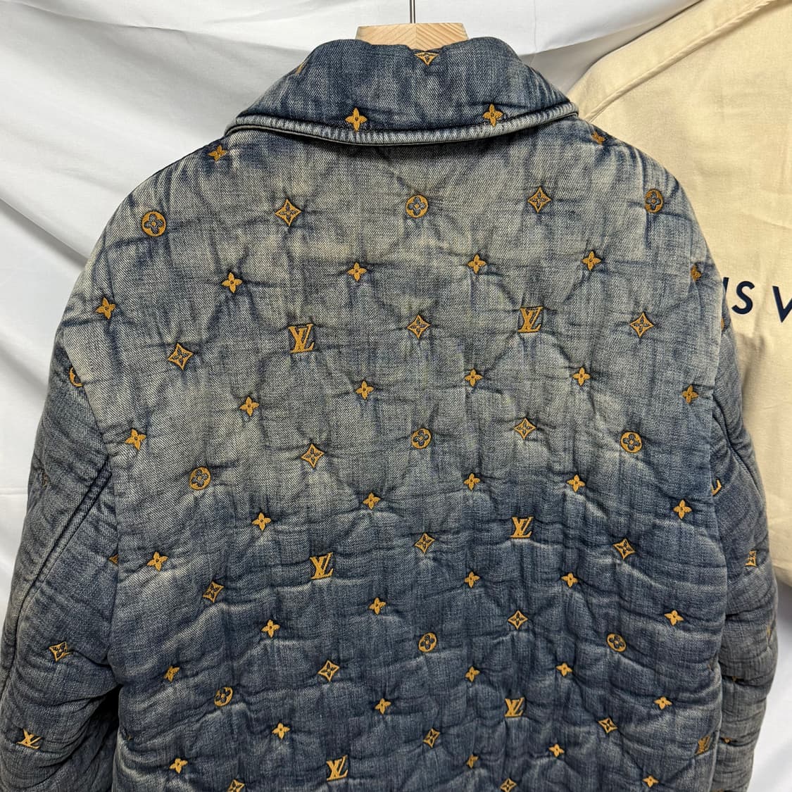 [S+급/L] 루이비통 패디드 데님 모노그램 패딩 자켓 백화점판 상품이미지5