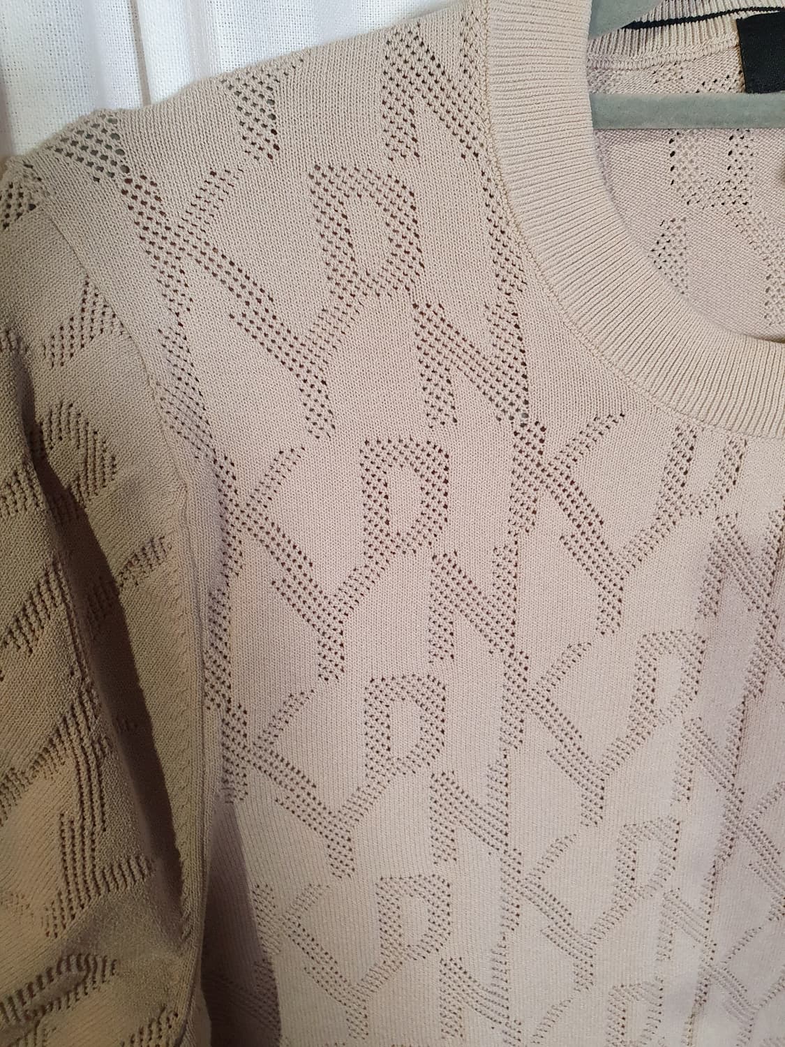 DKNY 로고 패턴 반팔 니트 Beige. 2508556 상품이미지5