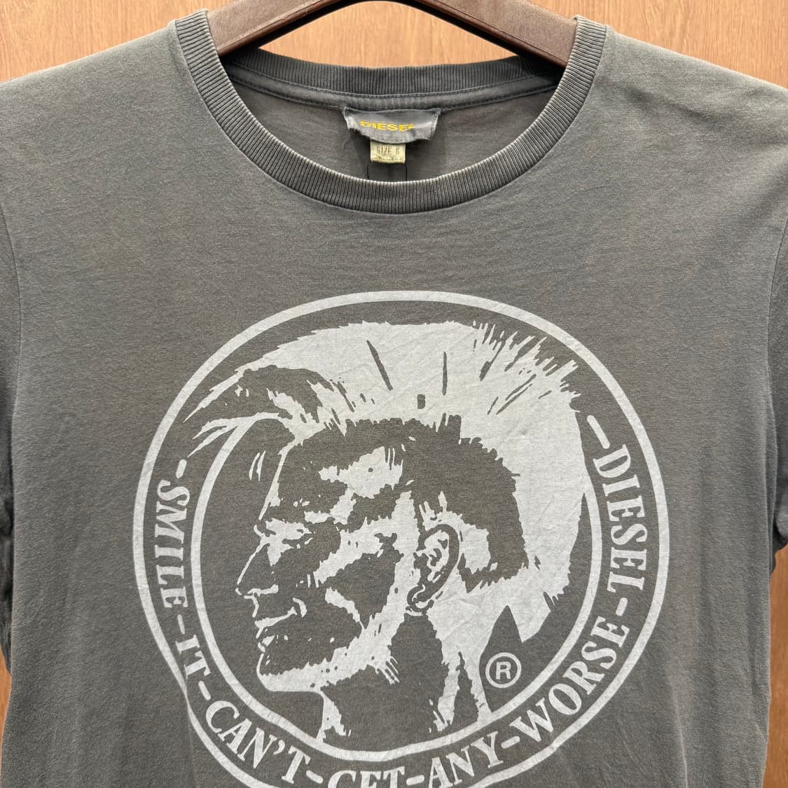 디젤 모히칸 헤드 그래픽 프린트 반팔 티셔츠 빈티지 로고 디테일 그레이 상품이미지4