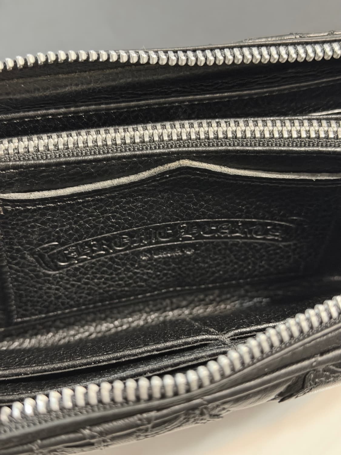 새상품급 크롬하츠 VIC 레더패치 크로스 참 세메터리 장지갑 상품이미지4