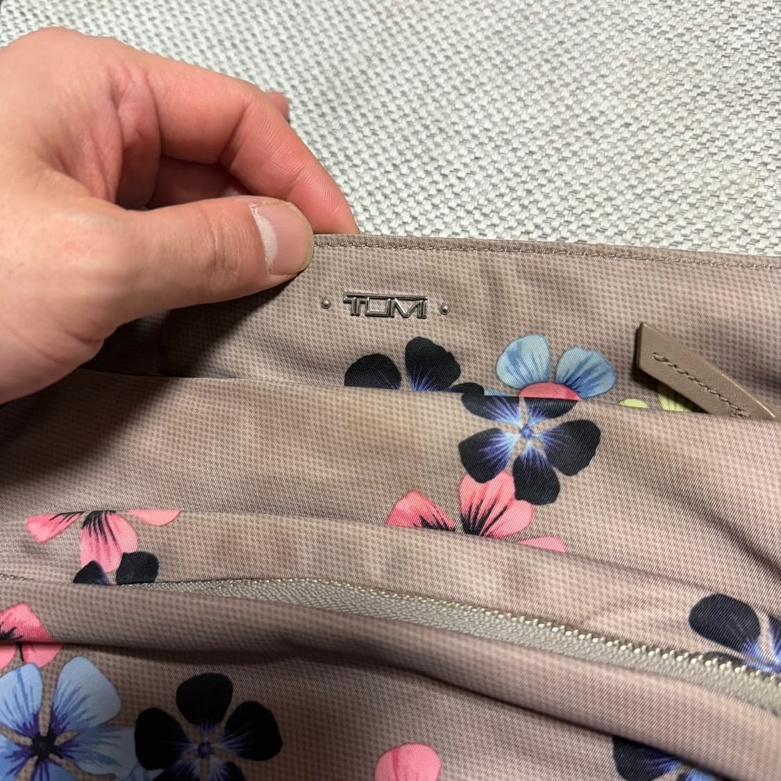 투미(TUMI) 패턴 크로스백 상품이미지2