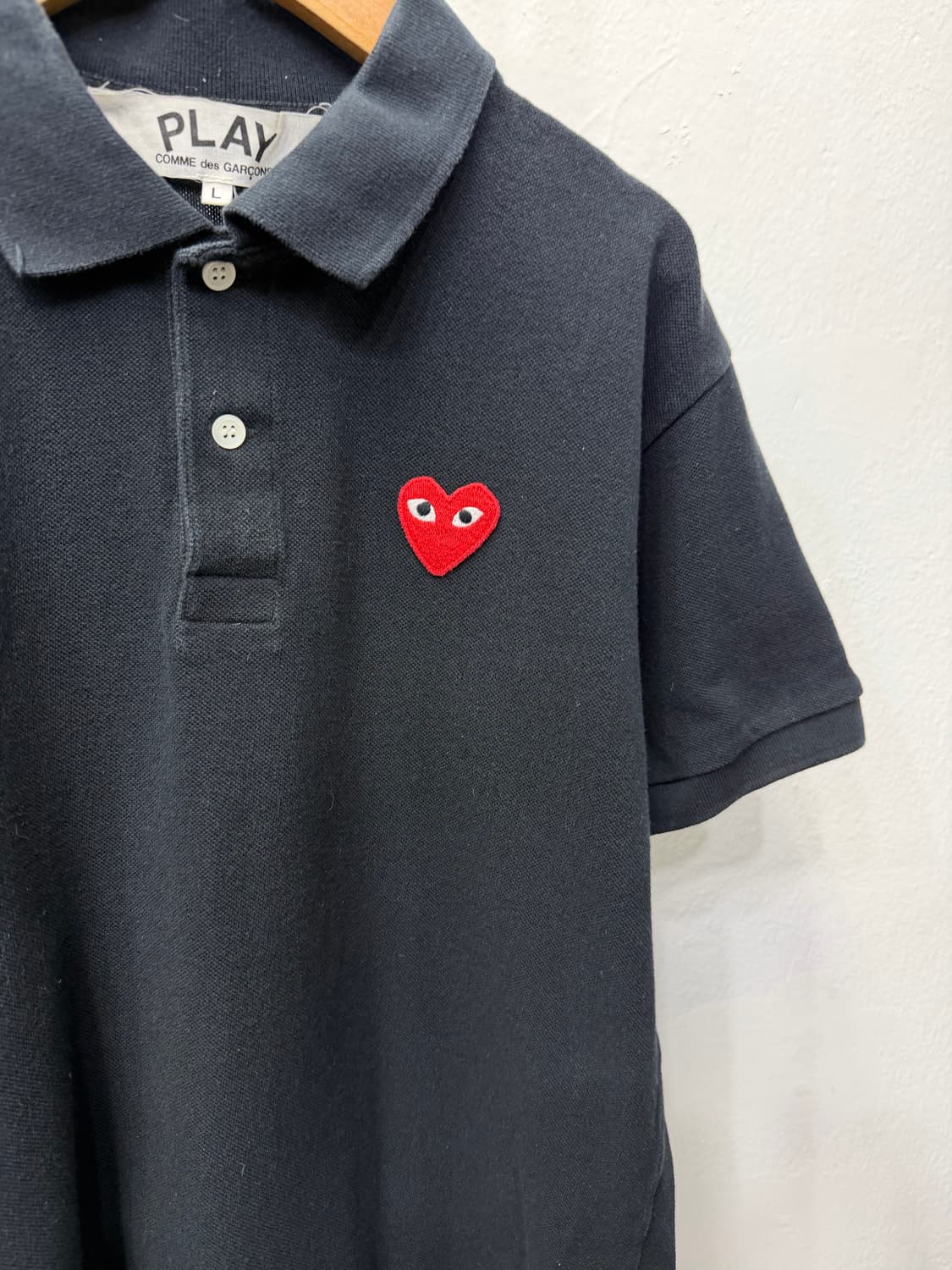 매장판정품) 꼼데가르송 여성 하트 블랙 반팔 폴로티 L  상품이미지4