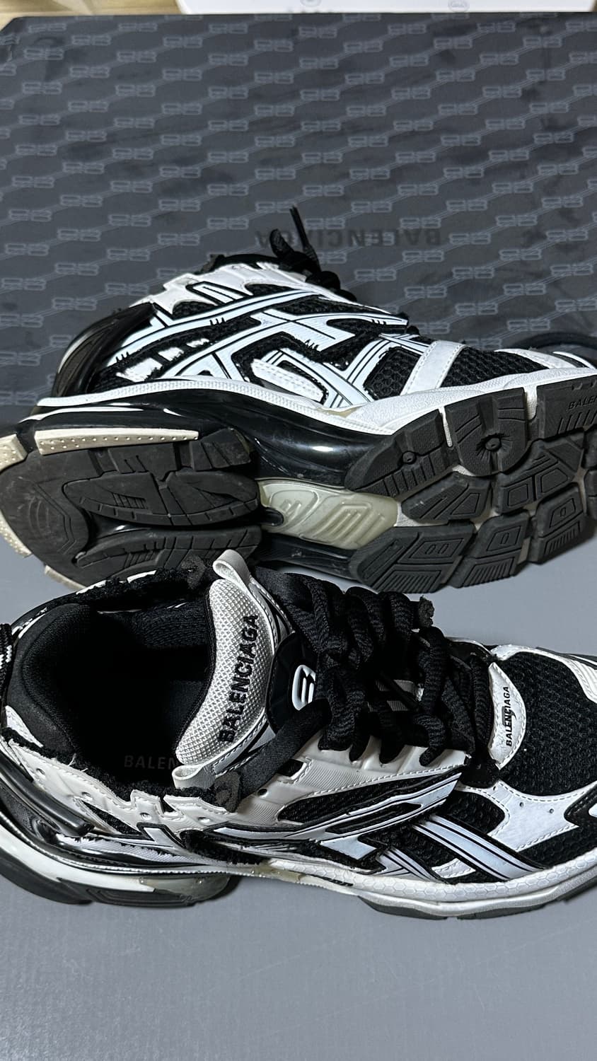 발렌시아가 뉴러너 스니커즈 블랙 및 화이트 상품이미지4