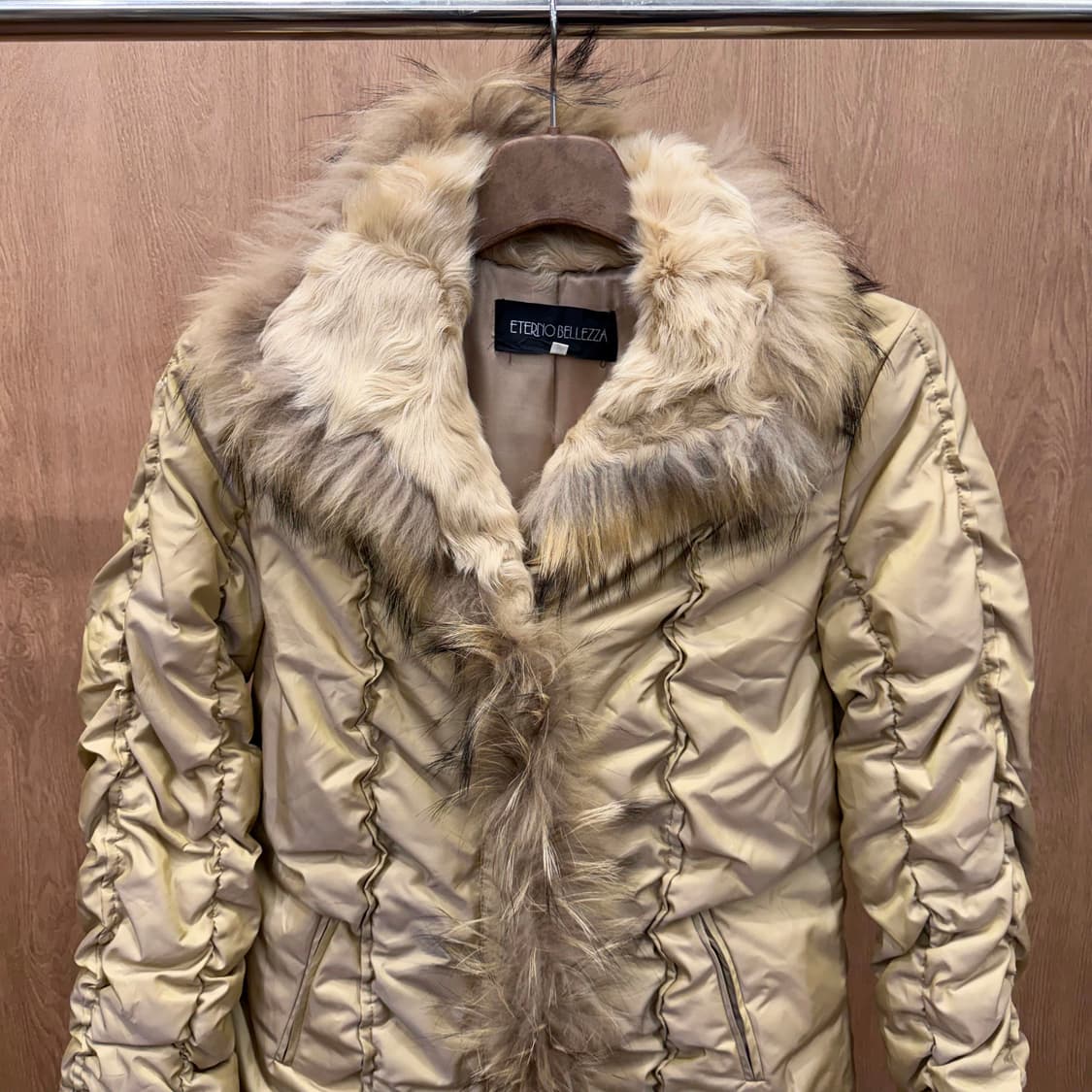 JPN 패딩 넥 라인 퍼 트리밍 셔링 패턴 사선 포켓 디테일 베이지 상품이미지4