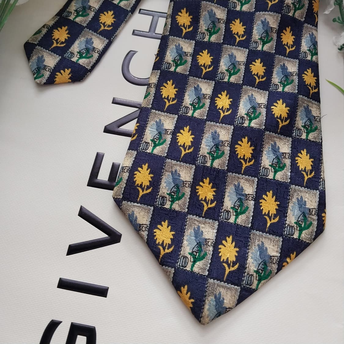 지방시 실크 네이비&옐로우 플라워 넥타이 9.7cm A+등급 K1349
 상품이미지2