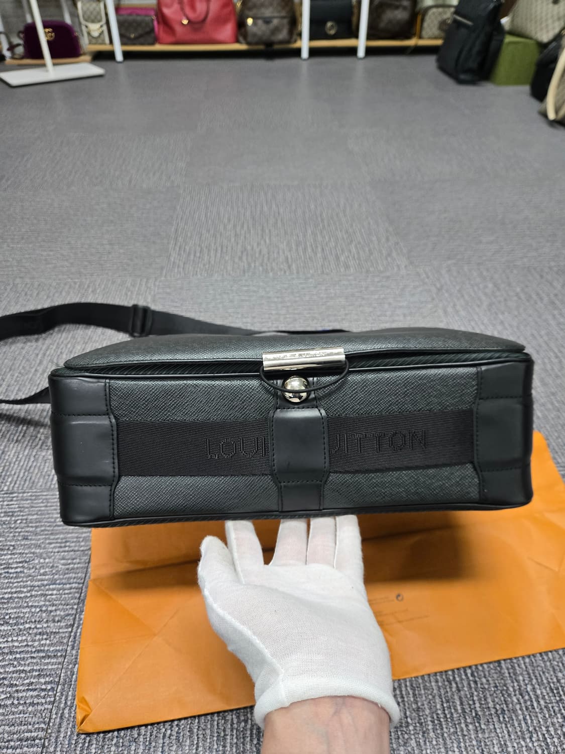 [특가][정품] 루이비통 타이거 디스트릭트 메신저백 상품이미지6