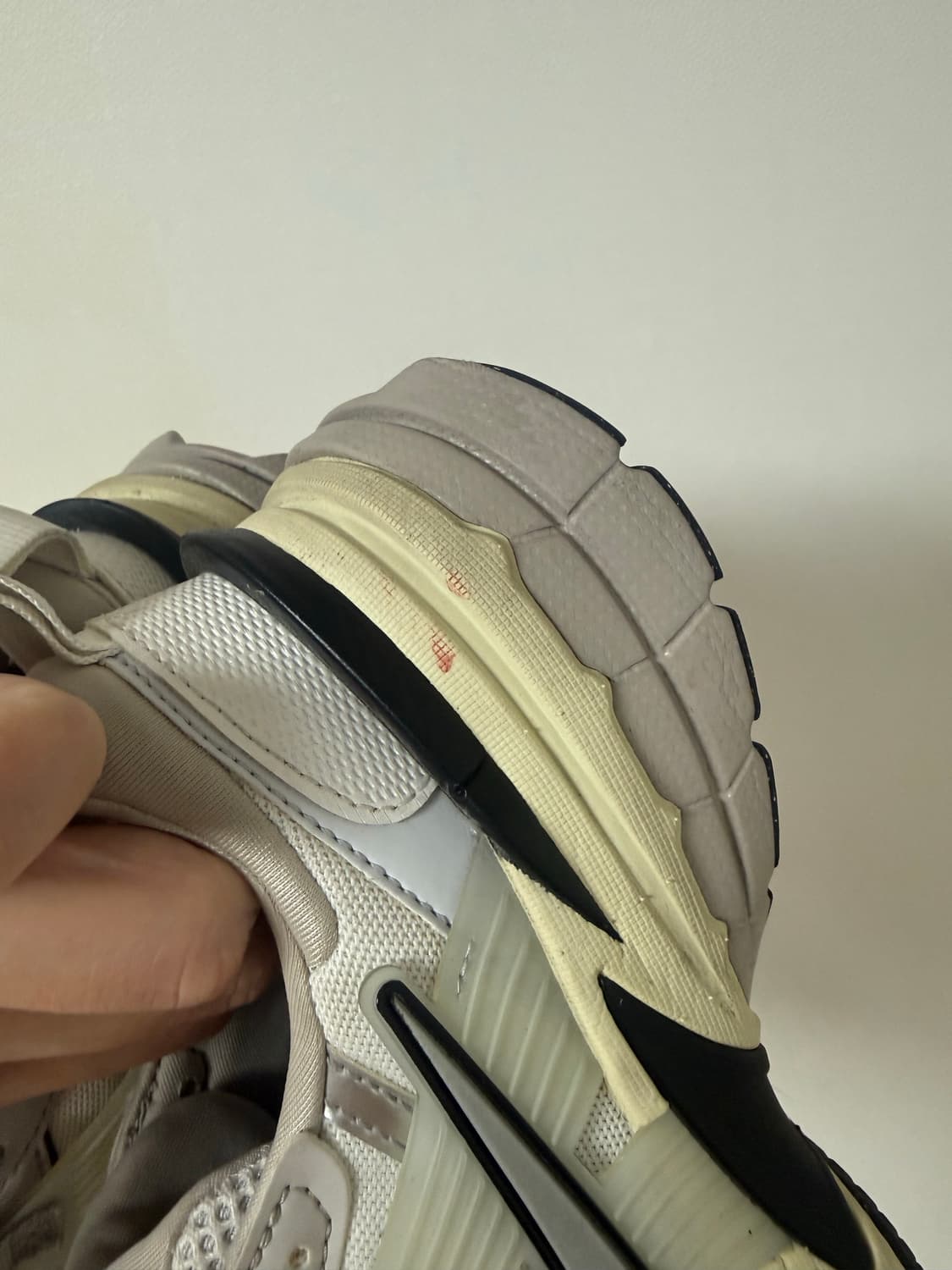 나이키 V2K 런 서밋 화이트 메탈릭실버 235 size 상품이미지4