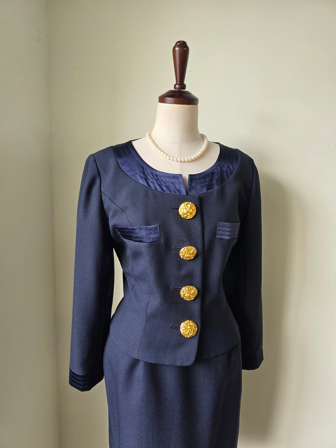 네이비 새틴 포인트 볼드 금장 단추 셋업 상품이미지2