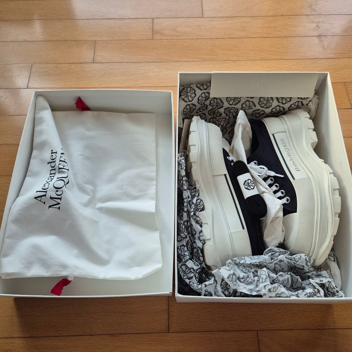 (풀패키지)알렉산더 맥퀸 트레드슬릭 40사이즈 판매합니다. 상품이미지5