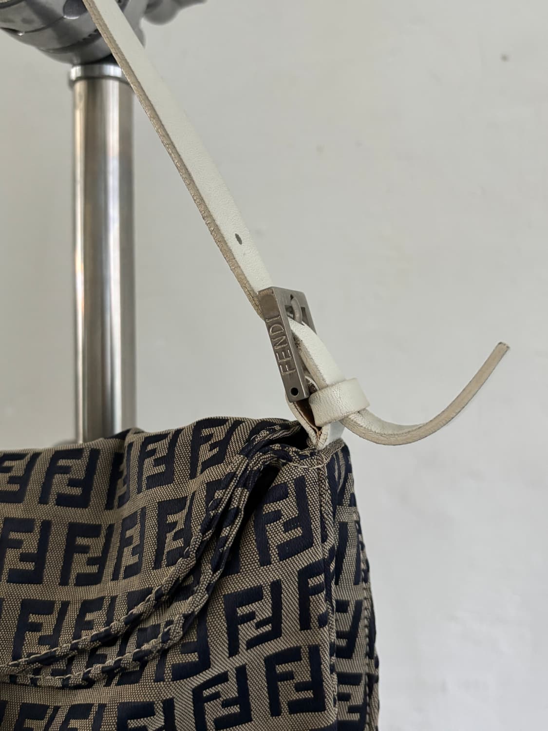 Fendi 펜디 FF 로고 아이보리 버클 미니 숄더백 상품이미지2