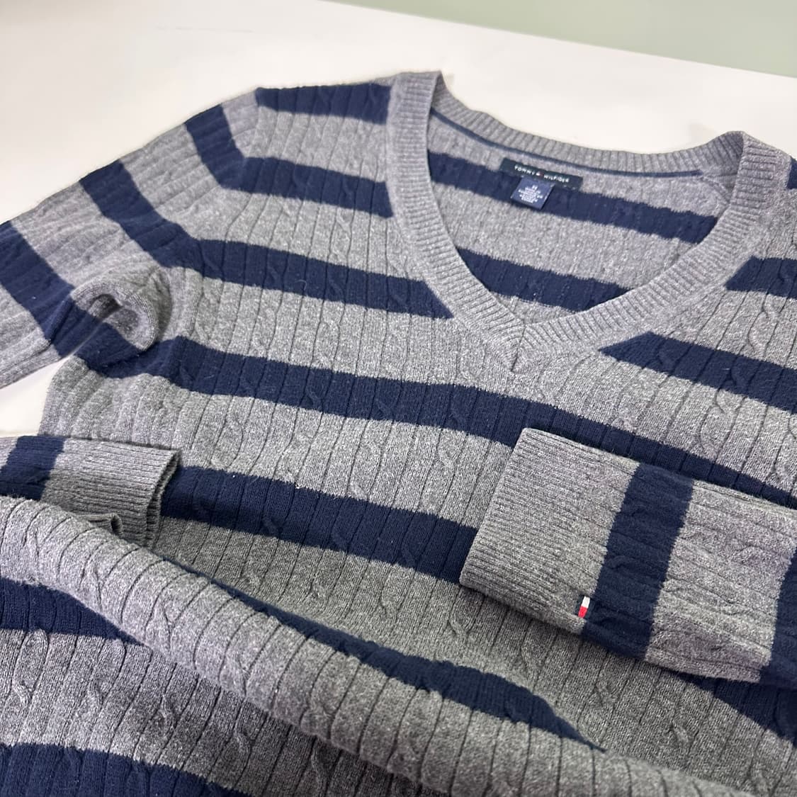 우먼S-M 타미힐피거 손목로고 단가라 브이넥니트 상품이미지2