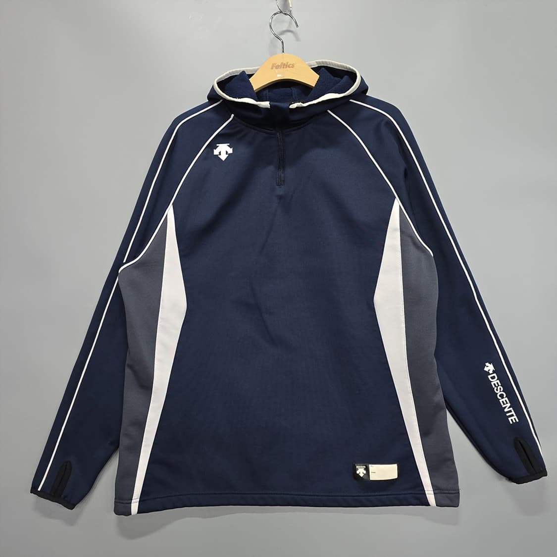 데상트 로고 후드 풀오버 105 상품이미지1