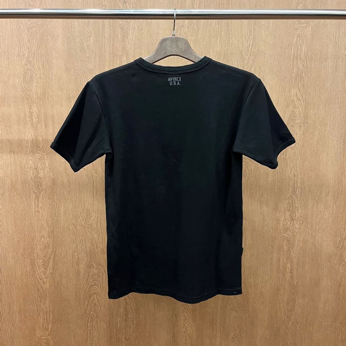 아비렉스 반팔 골지 티셔츠 헨리넥 백 로고 프린팅 무지 디테일 블랙 상품이미지3