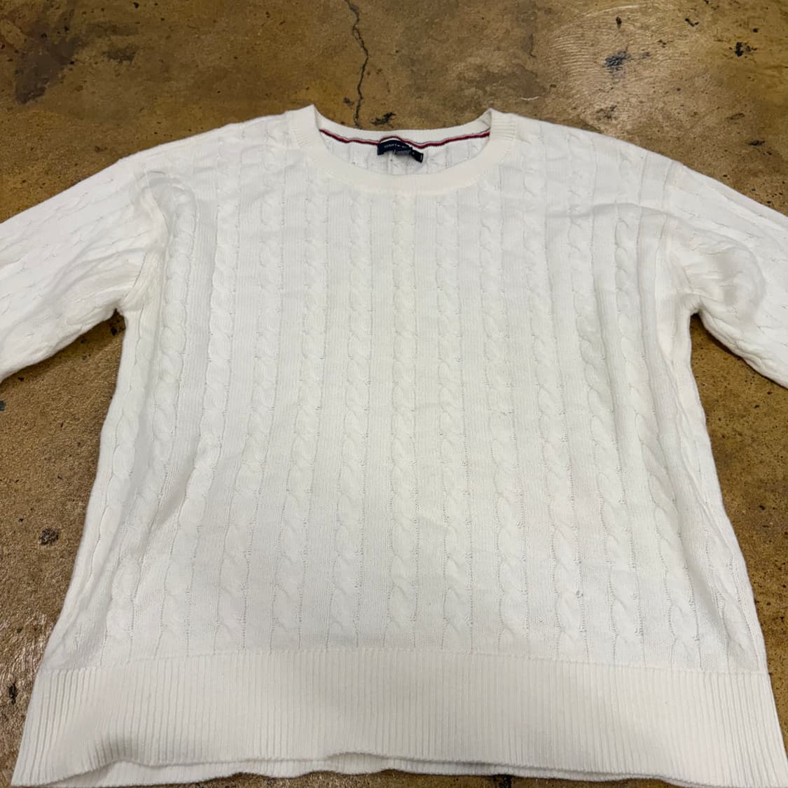 타미힐피거 소매 미니 로고 화이트 꽈배기 니트 상품이미지3