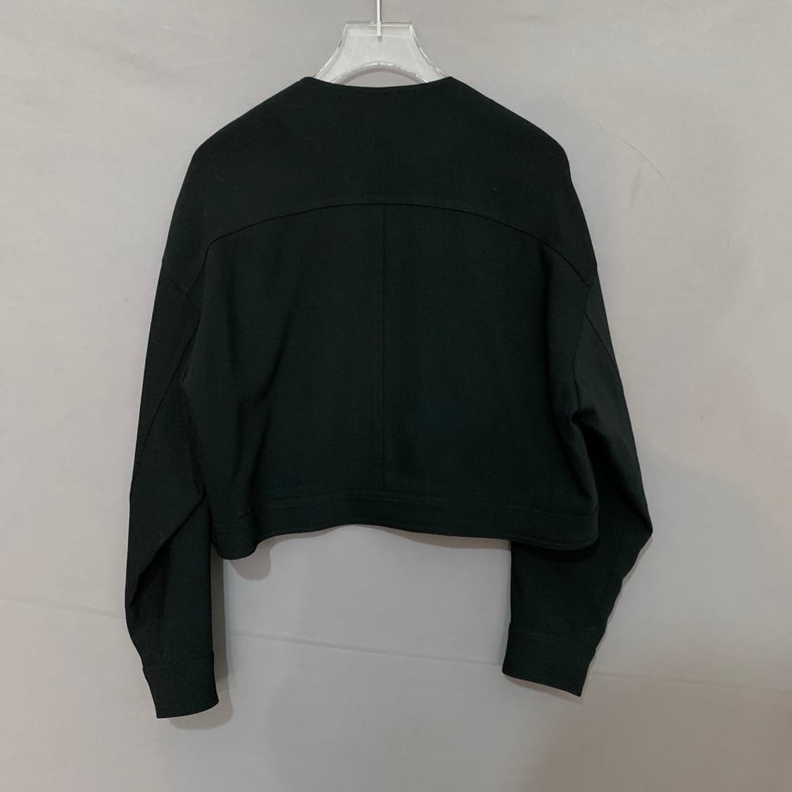 82 타임 22SS 블랙 로고 버튼 크롭 스판 자켓 상품이미지2