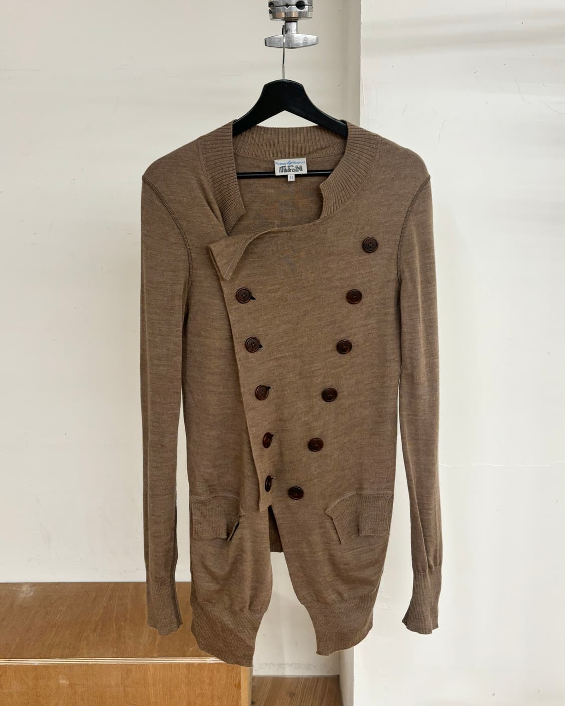 비비안웨스트우드 브라운 사선 버튼 니트 가디건 상품이미지1