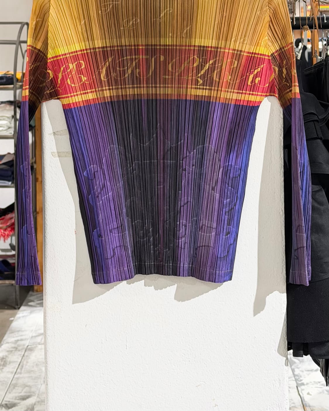 플리츠 플리즈 옐로우 바이올렛 레터링 하이넥 롱슬리브 상품이미지5