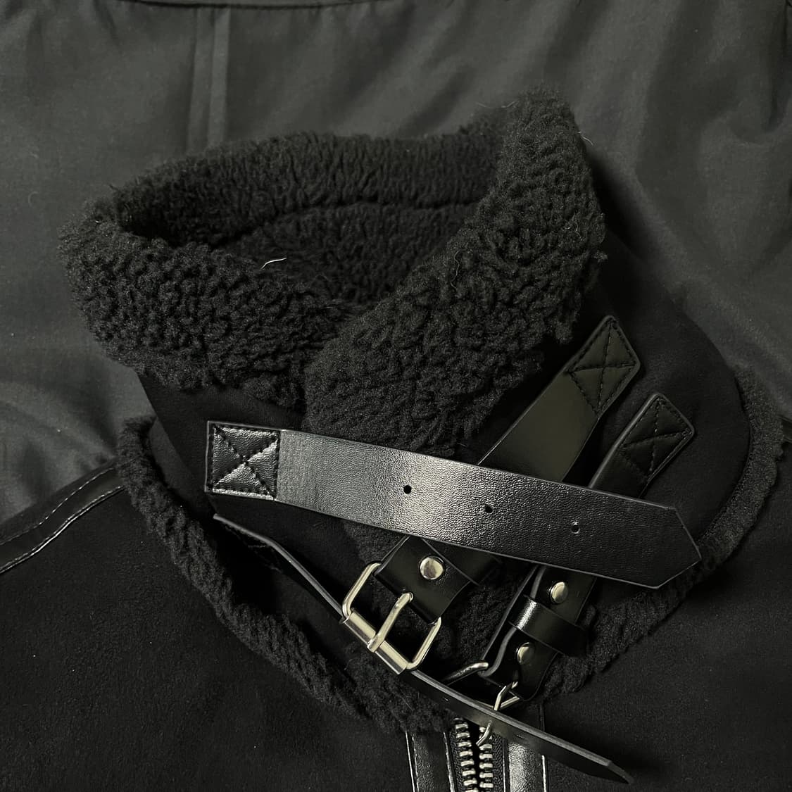 매스노운 레더 스트랩 스웨이드 무스탕 자켓 (Black) L 상품이미지3