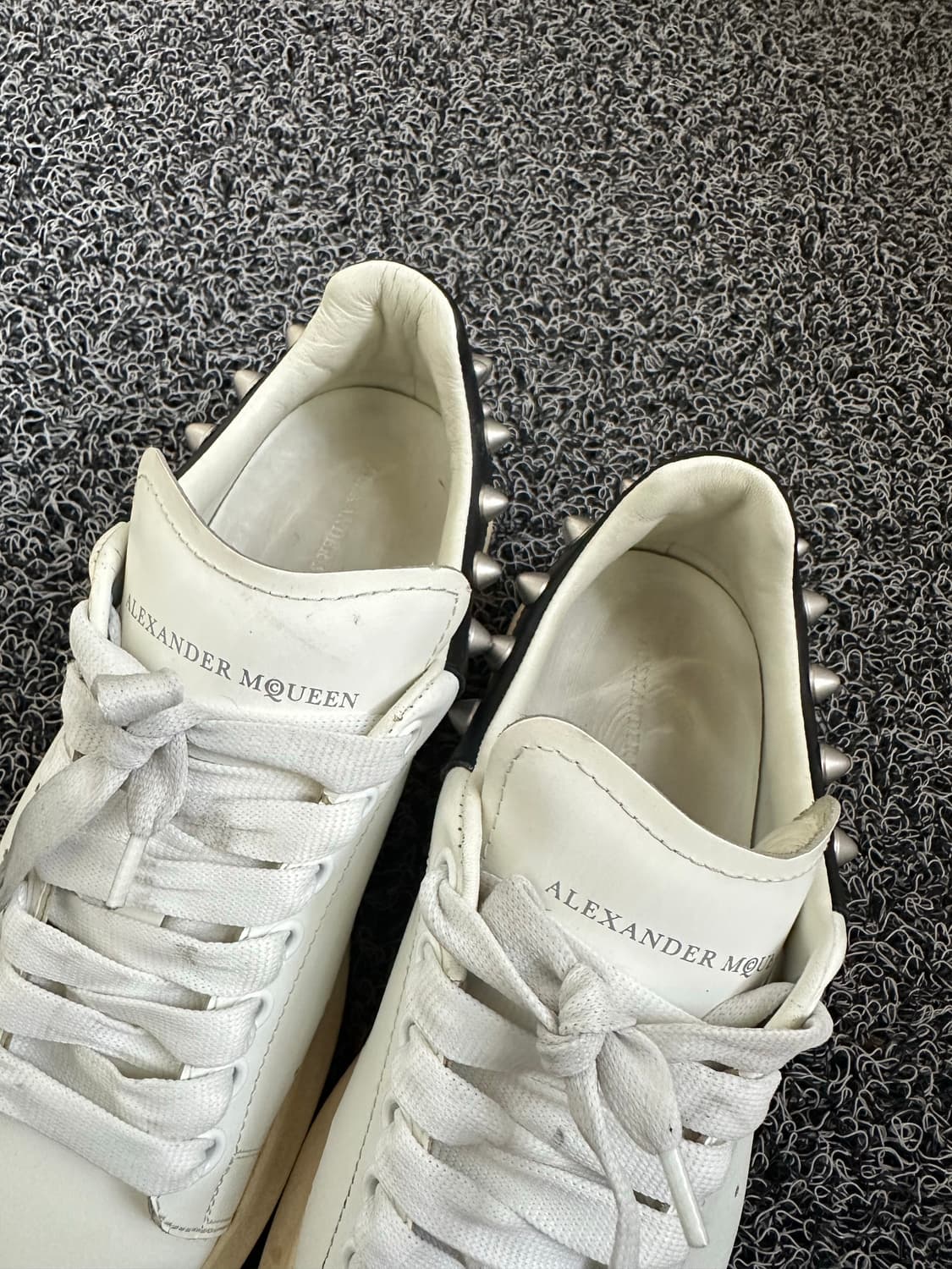 알렉산더 맥퀸 스터드 오버솔 스니커즈 39/240 상품이미지1