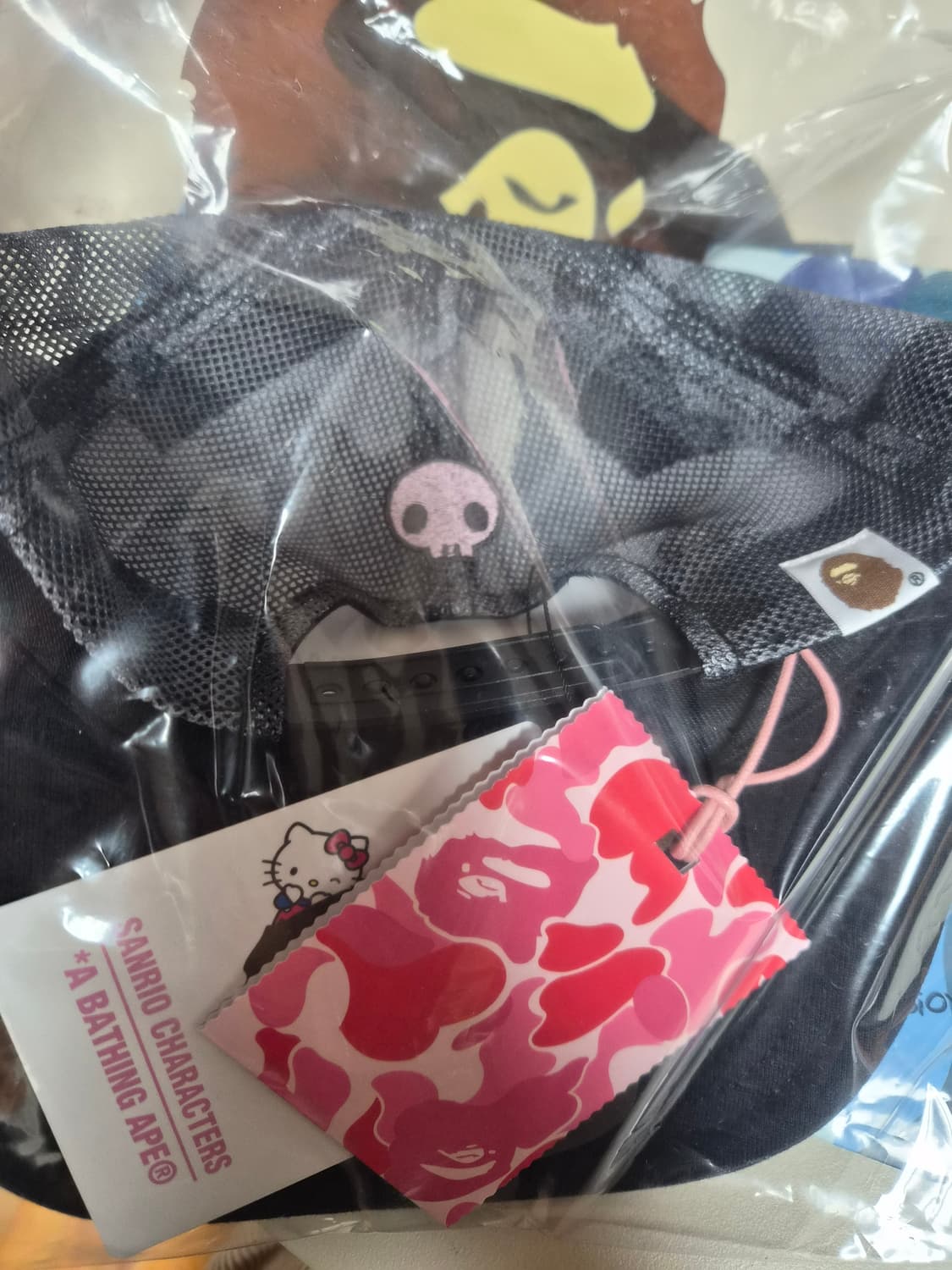 베이프 정품 산리오 콜라보 쿠로미 에이프 헤드 메쉬캡 상품이미지4