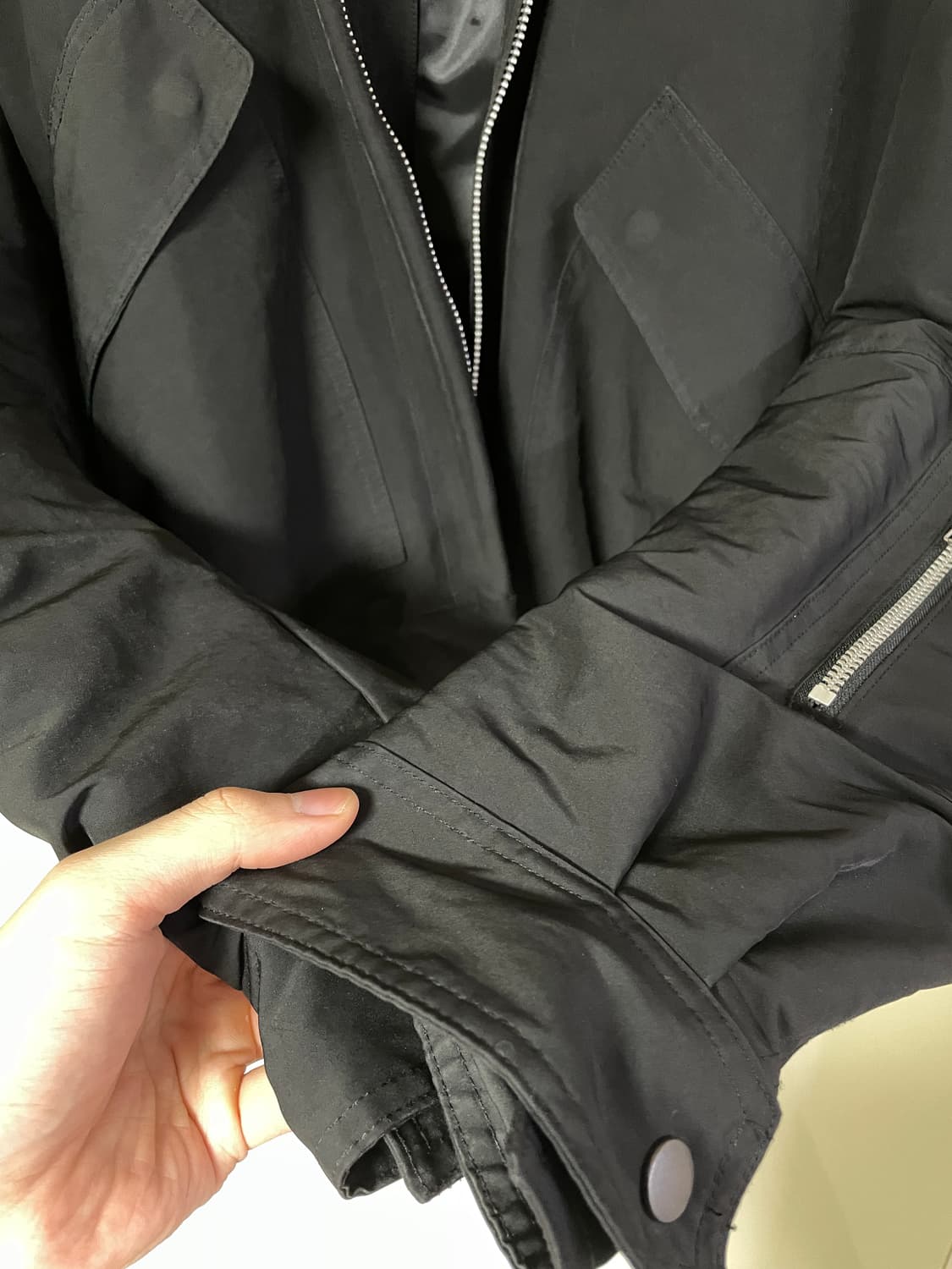 알렌느 사틴 3D 디테처블 핑거 홀 후드 봄버 블랙 2사이즈 상품이미지3