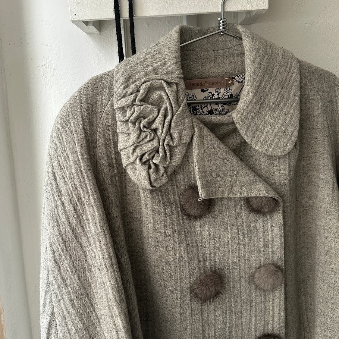 [Senada Theory] 플라워 코사지 & 폼폼 디테일 울 블렌드 코 상품이미지2