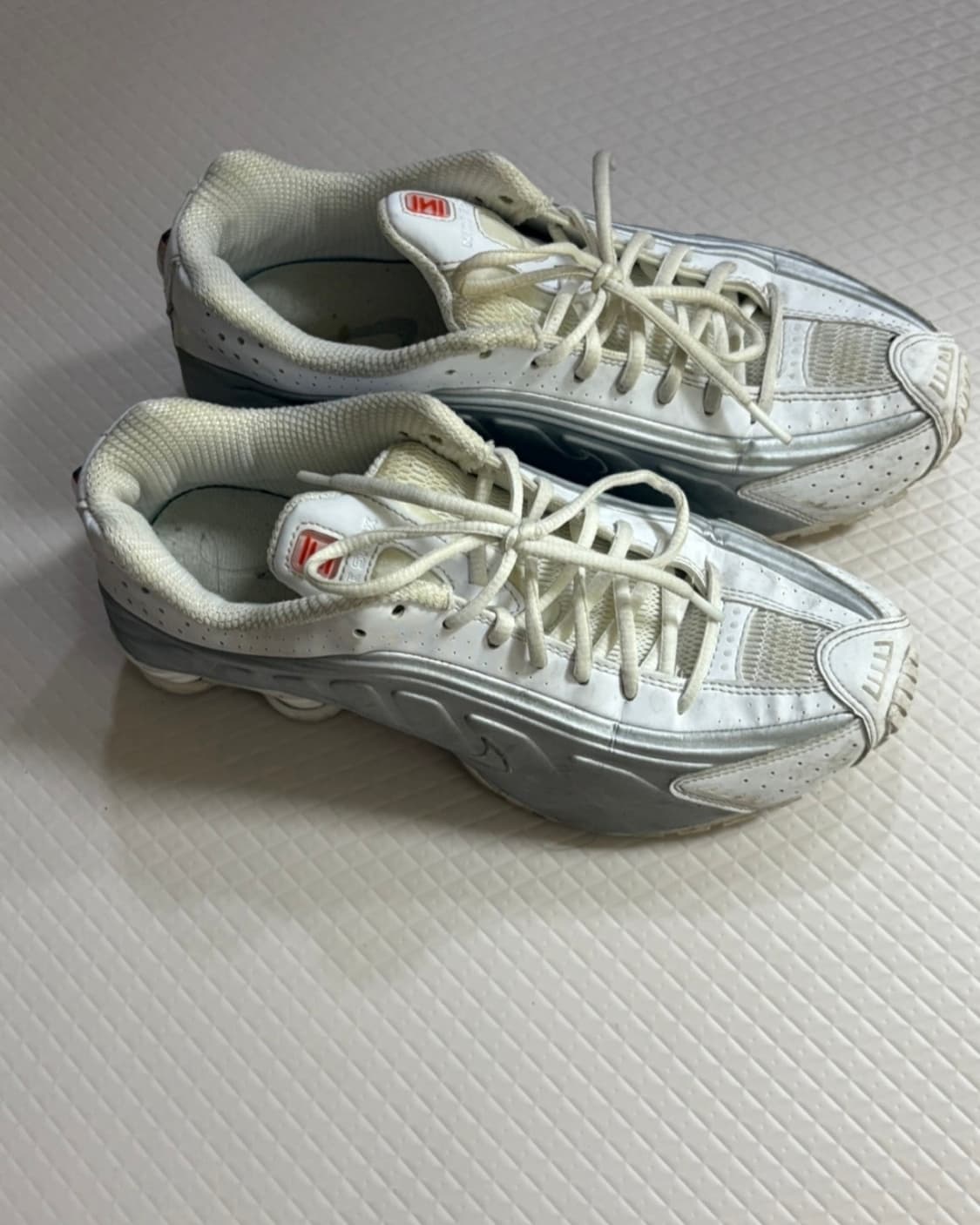 (W) 나이키 샥스 R4 화이트 메탈릭 실버 상품이미지2