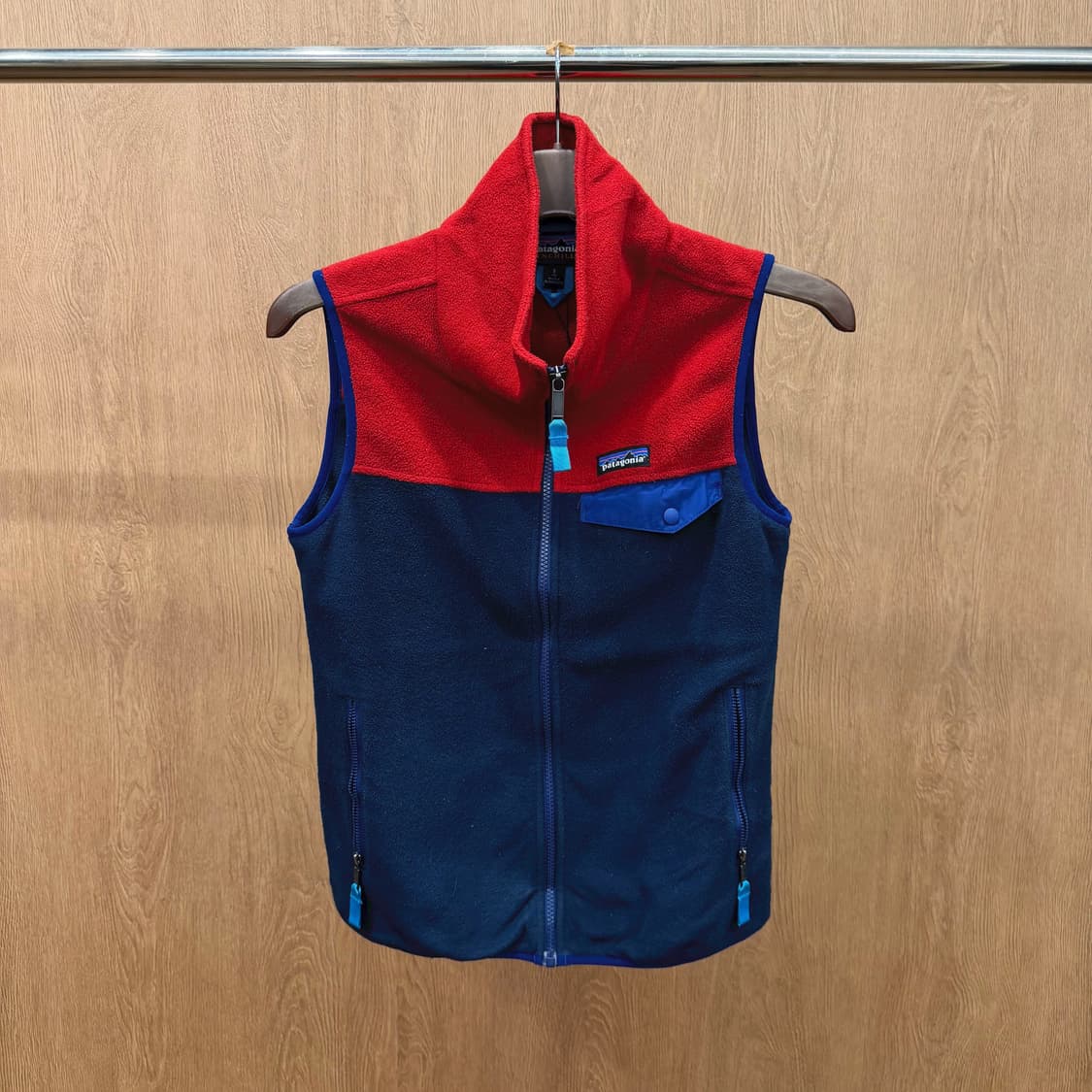 파타고니아 신칠라 플리스 집업 베스트 플립 포켓 디테일 레드 네이비 상품이미지2