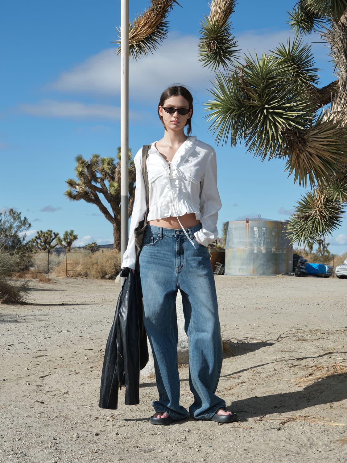 로우클래식 RAW EDGED RUFFLE BLOUSE 상품이미지1