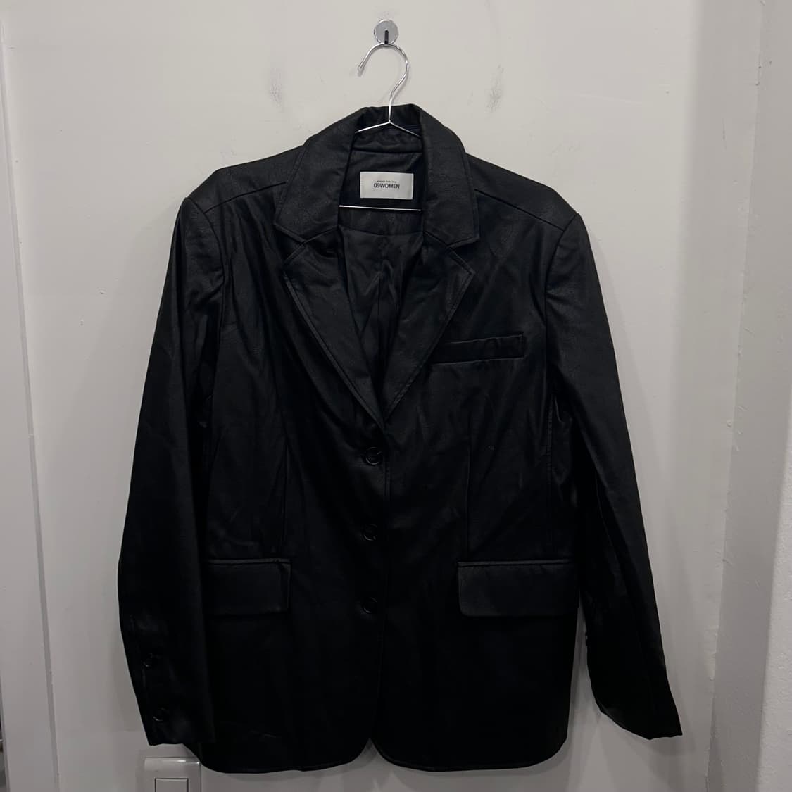 09우먼 쓰리버튼 오버핏 비건레더 블레이져 상품이미지2
