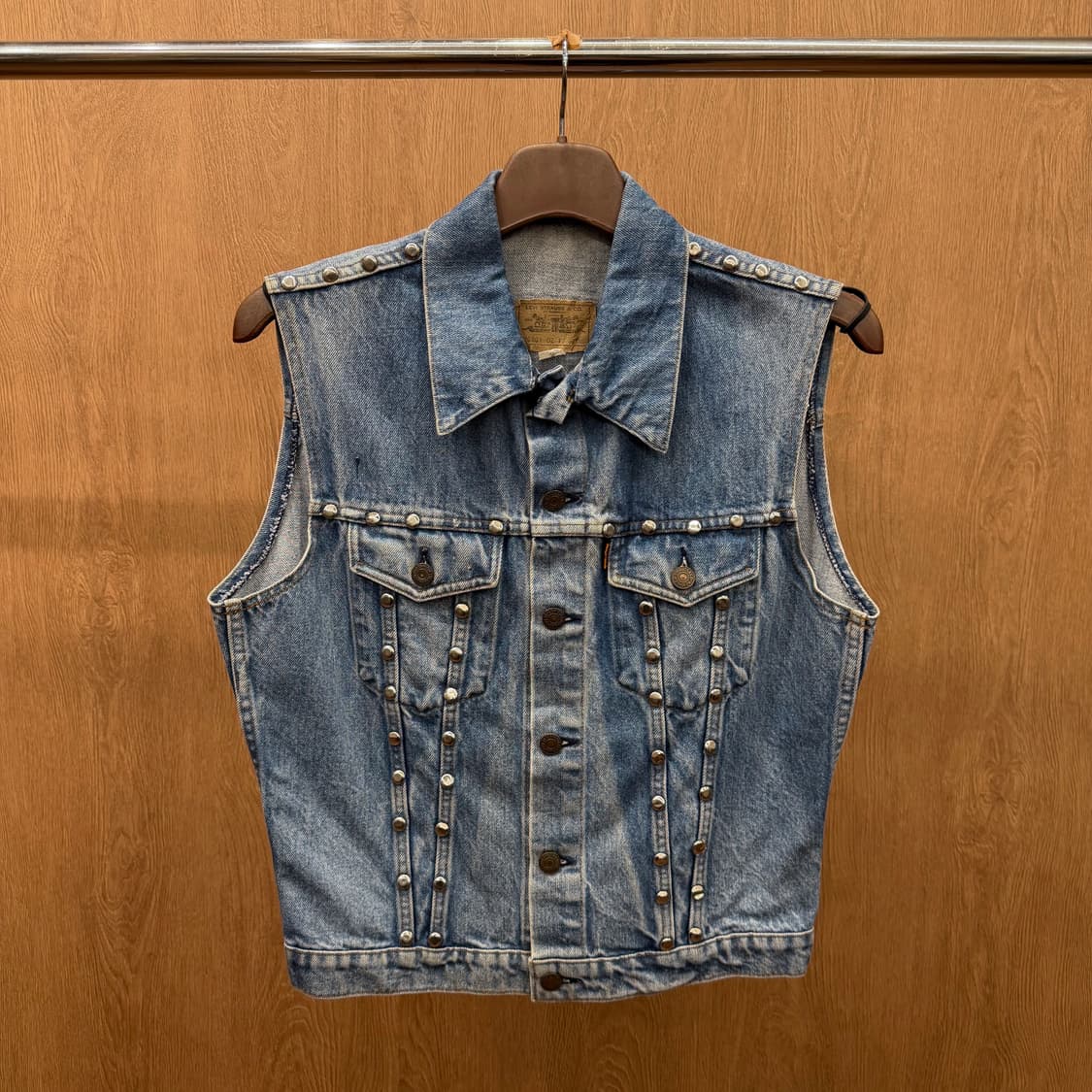 리바이스 클래식 데님 슬리브리스 베스트 메탈 스터드 워싱 디테일 중청 상품이미지2