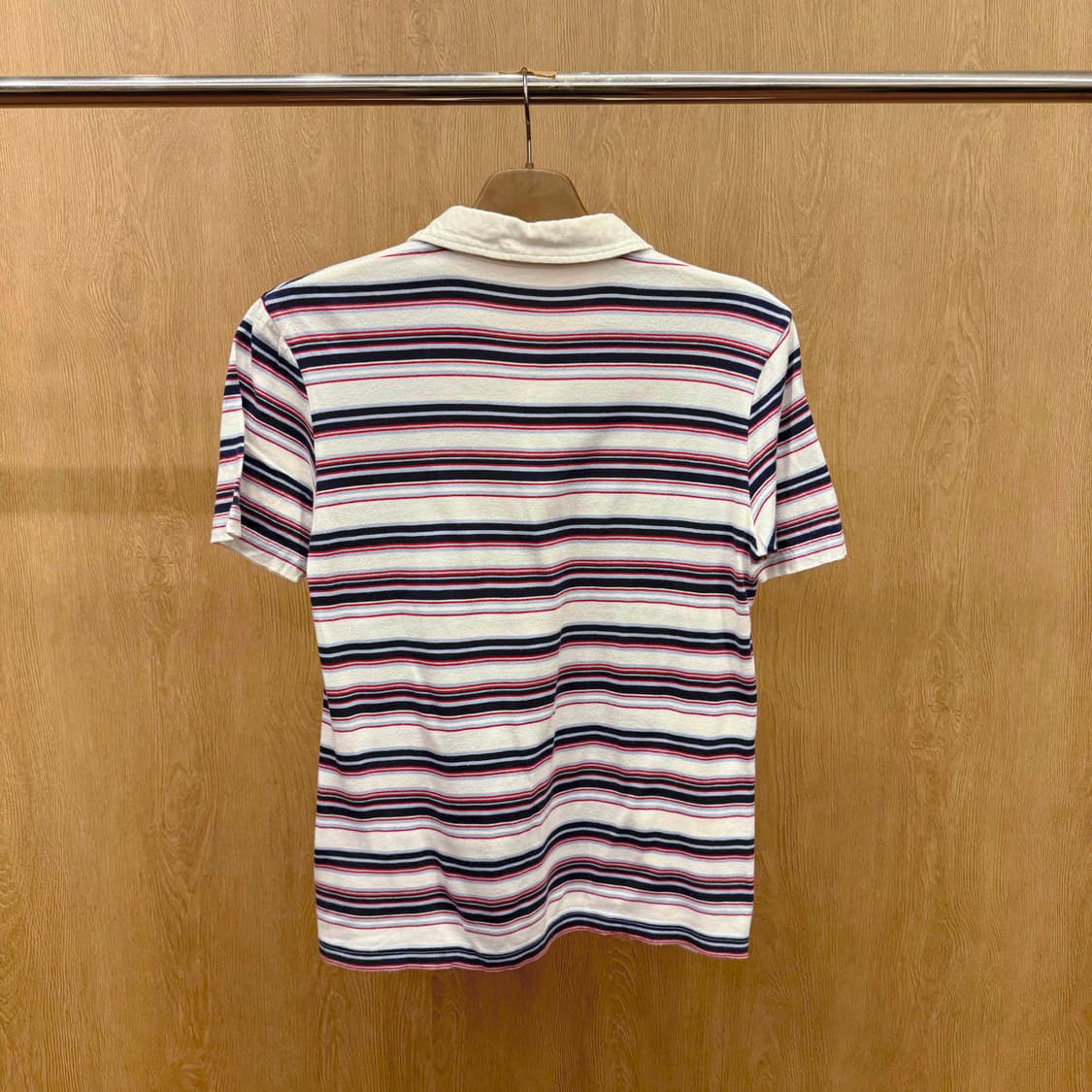 버버리 블랙라벨 반팔 카라 멀티 스트라이프 패턴 자수 로고 디테일 상품이미지3