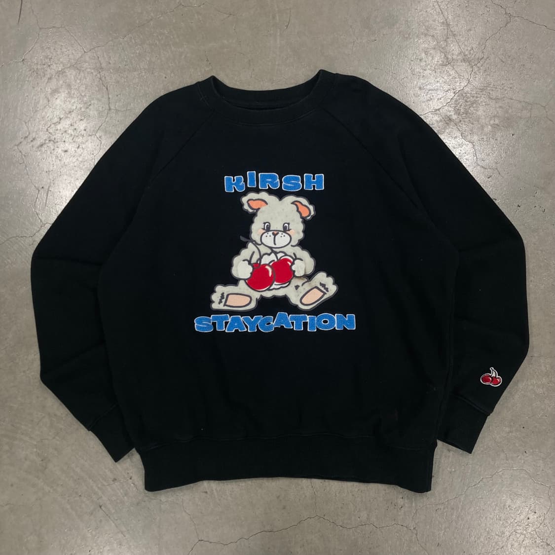 키르시 블랙 컬러 베어 빅로고 맨투맨 상품이미지1