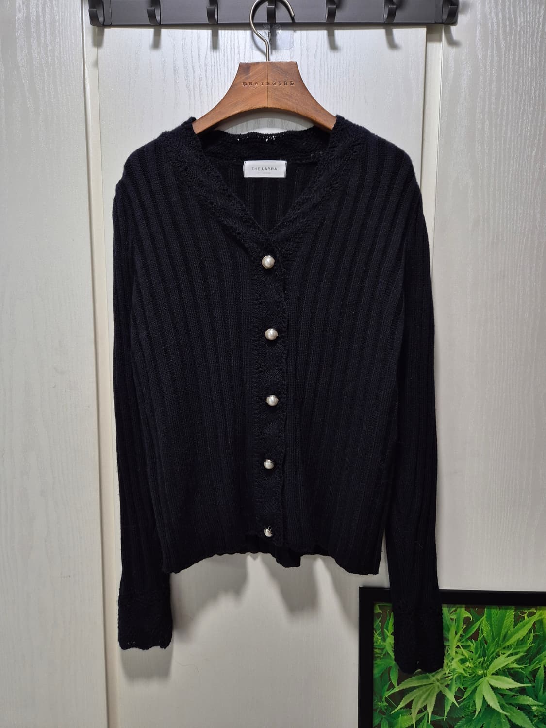 THE LAYRA 진주 버튼 가디건 블랙 상품이미지8