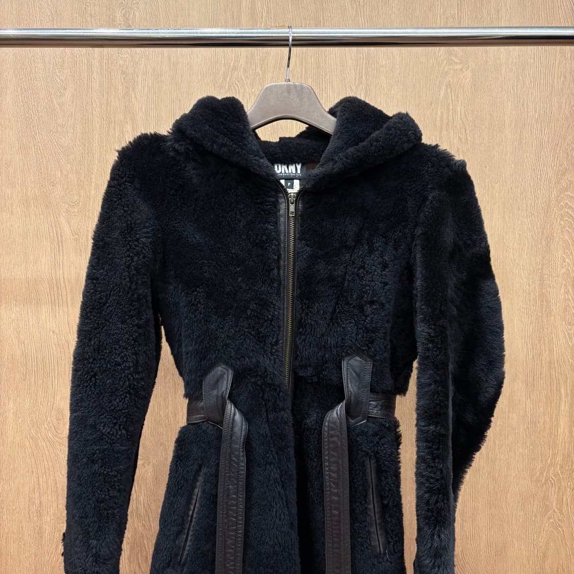 도나카란 뉴욕 후드 무스탕 양털 자켓 허리 스트랩 지퍼 포켓 디테일 블랙 상품이미지4