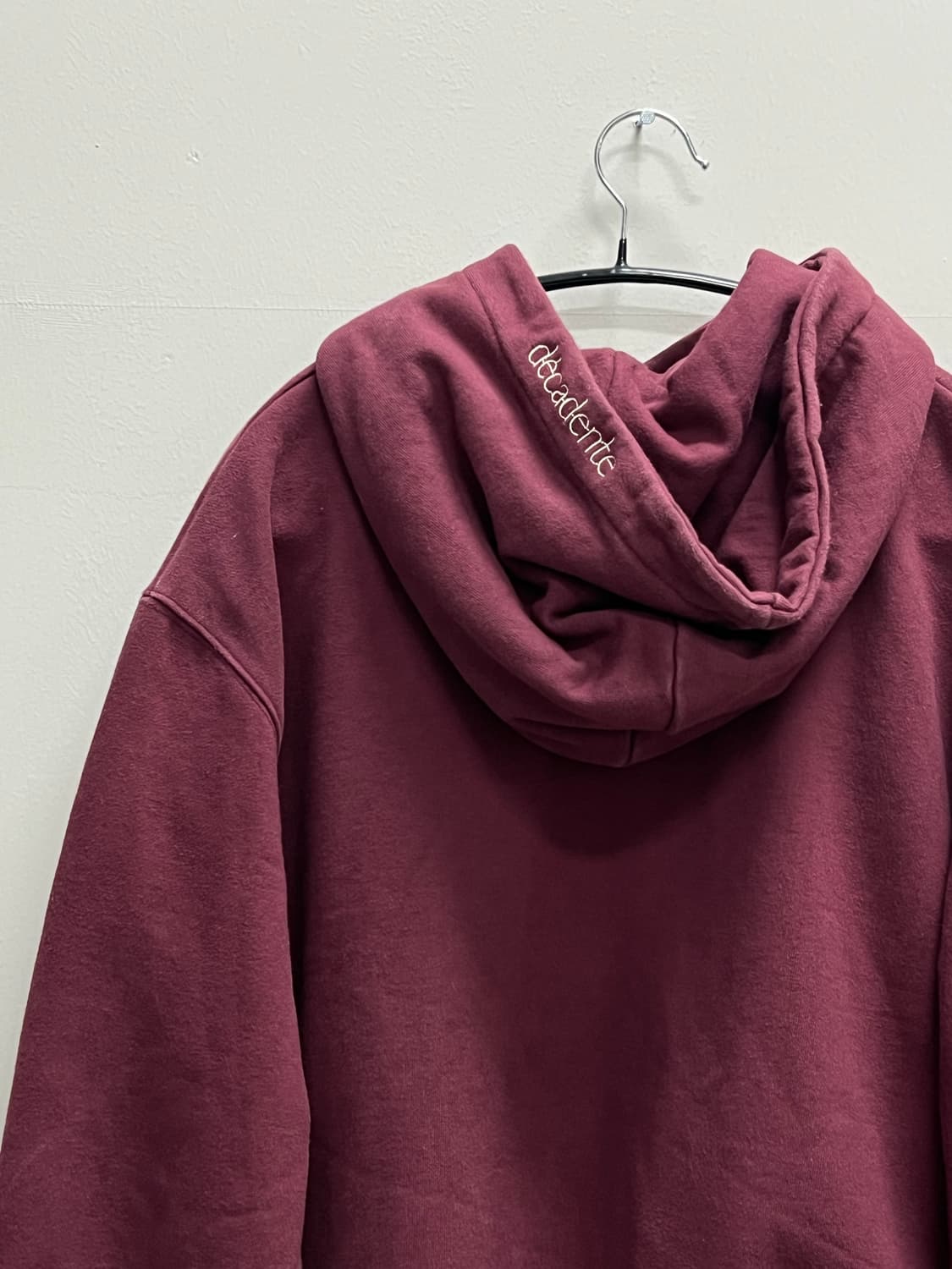 디케던트 자수로고 후드 티 버건디 상품이미지6