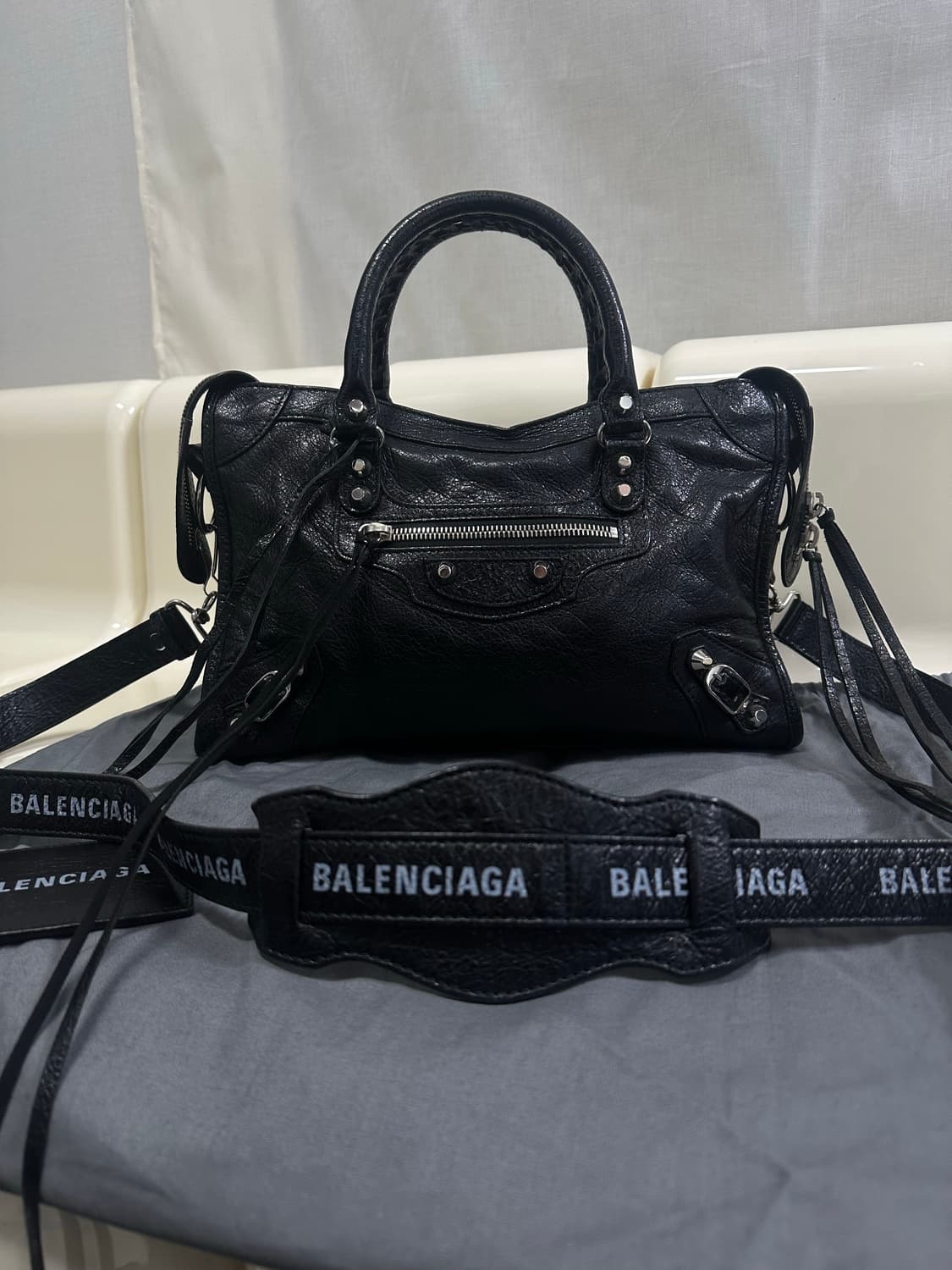 [A+ 정품] 발렌시아가 시티 모터백 블랙 스몰 로고스트랩 상품이미지2