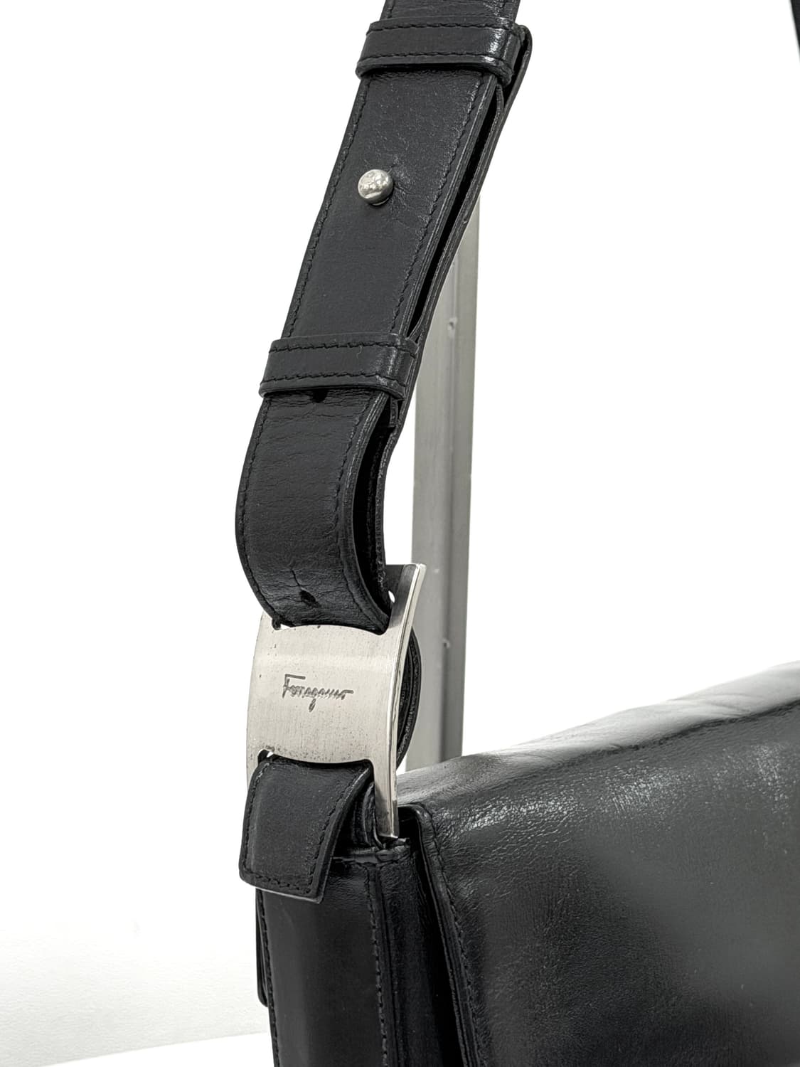 페라가모 블랙 레더 플랩 숄더백 상품이미지9